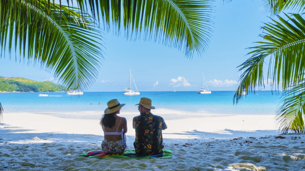 touristes sur plage de sable blanc à Moorea