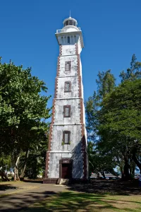 Le phare de la Pointe Vénus se présente sous la forme d'une imposante tour carrée de huit étages, construite en moellons et en coraux