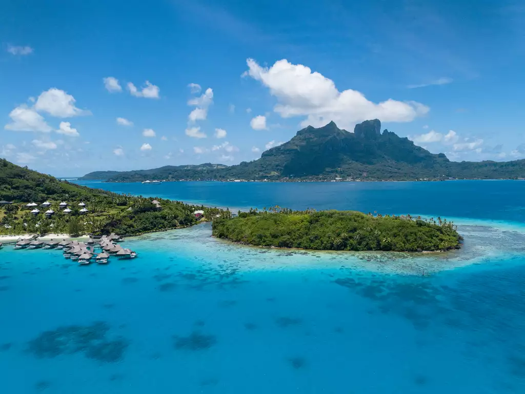 Photo de Bora Bora et son lagon et ses hôtels luxueux © Gregoire Le Bacon