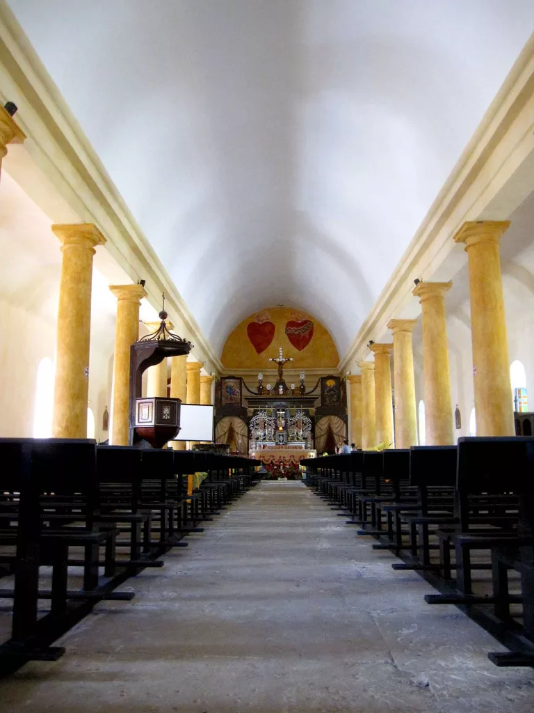 L'intérieur de la Cathédrale Saint-Michel de Rikitea en 2014